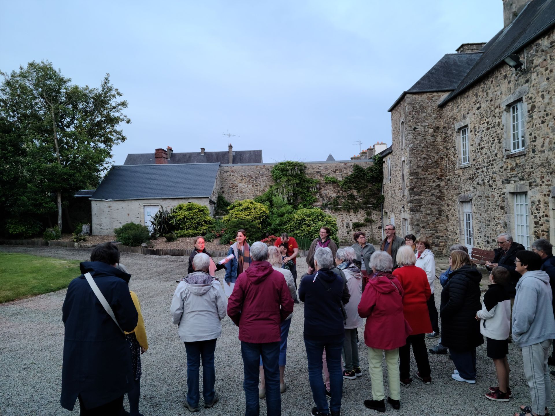 Balade dans les rues de Saint-Sauveur-le-Vicomte, à la découverte des monuments aurevilliens.
