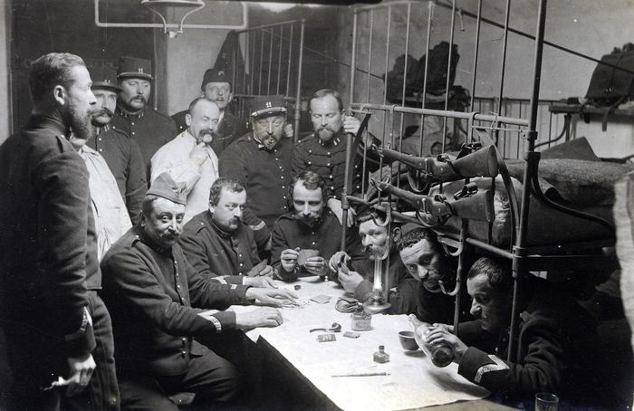 Atelier reconstitution d'une chambrée militaire