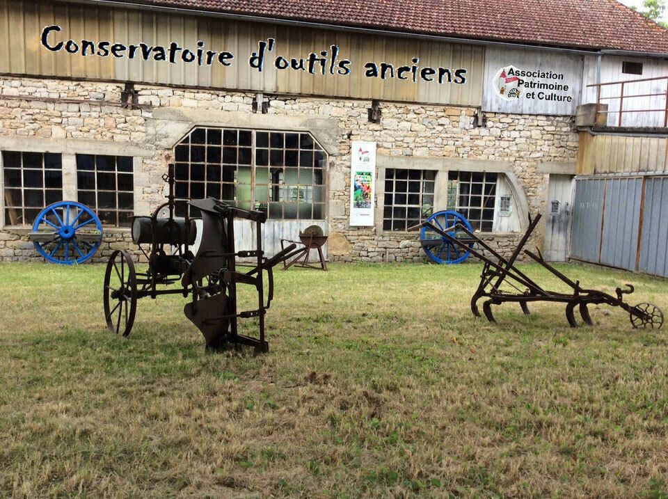 Voyage dans le temps au conservatoire d'outils anciens : démonstrations artisanales et découverte d'une église