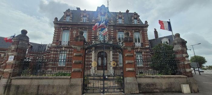Visite des salons de réception de la sous-préfecture