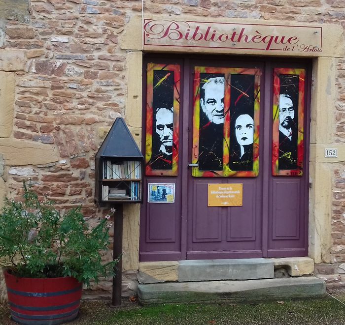 Porte ouverte de la bibliothèque de Leynes et lecture aux enfants .