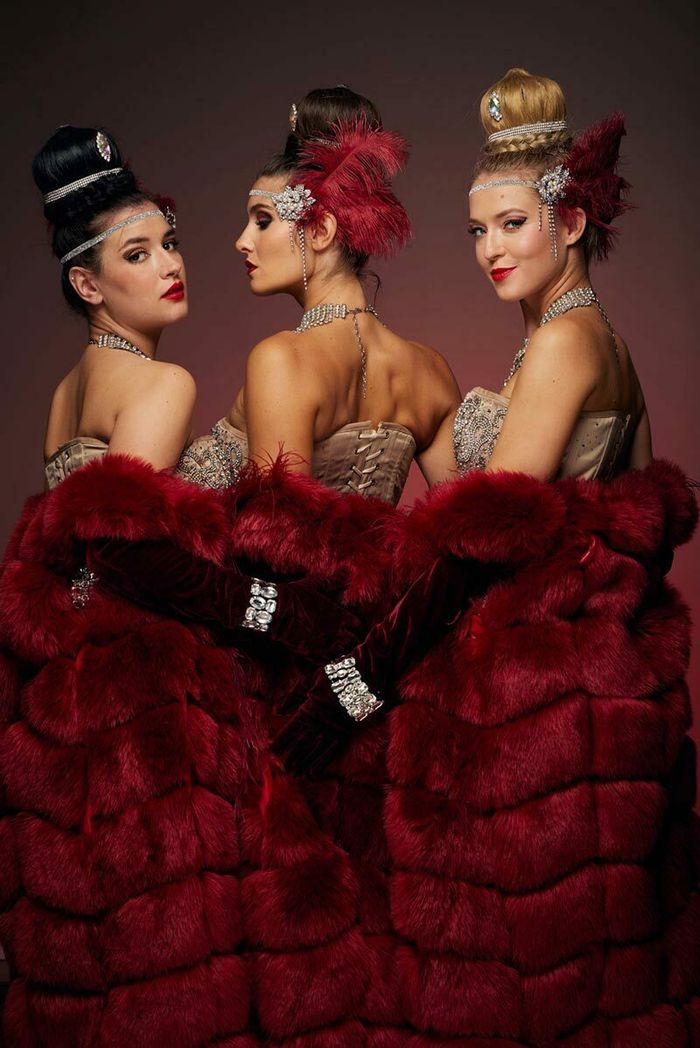 Un petit bijou de comédie musicale qui évoque le monde des grandes revues parisiennes et de leurs coulisses !