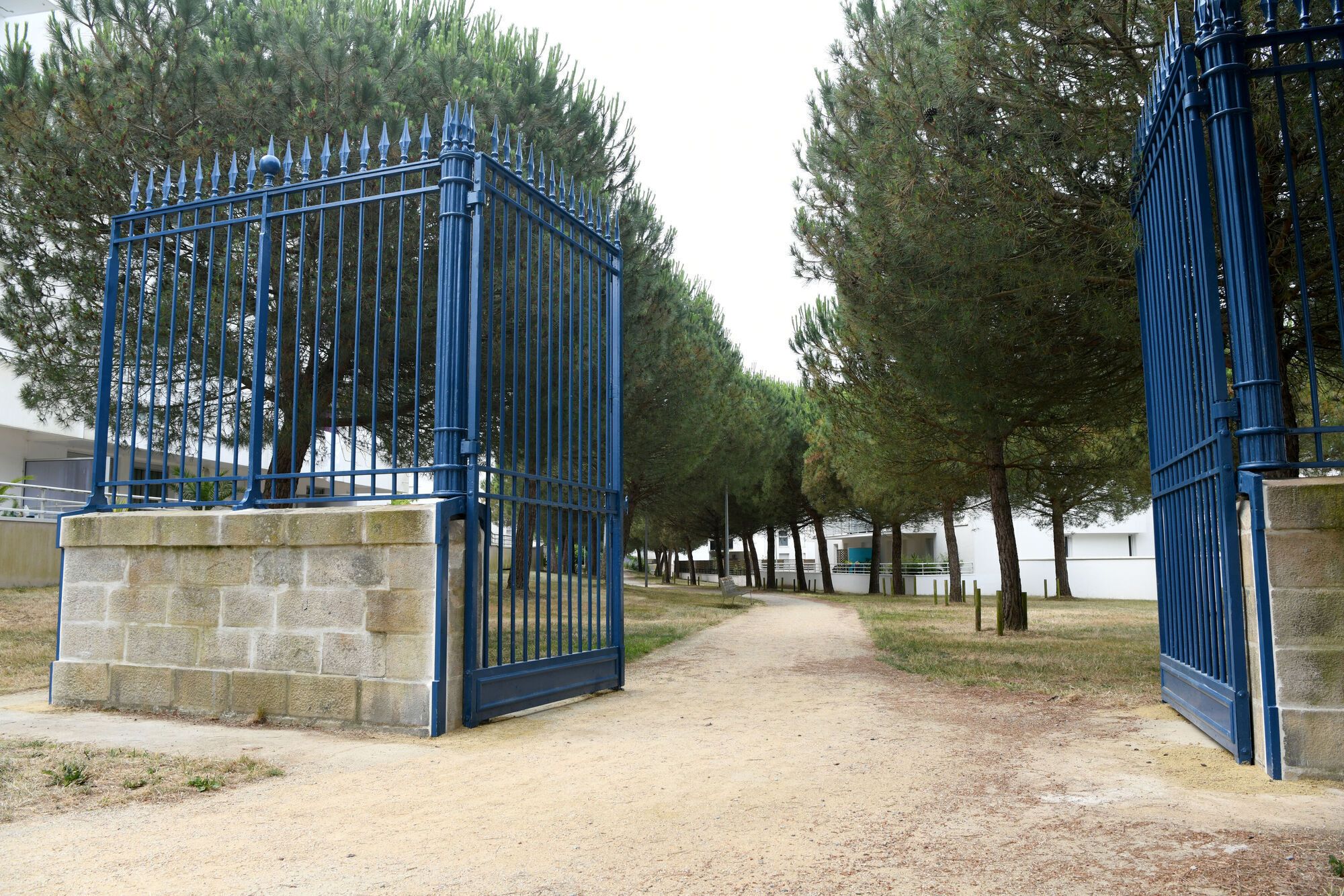 Les grilles de l’ancienne caserne de la Briandais et la porte d’immeuble Jean Royère