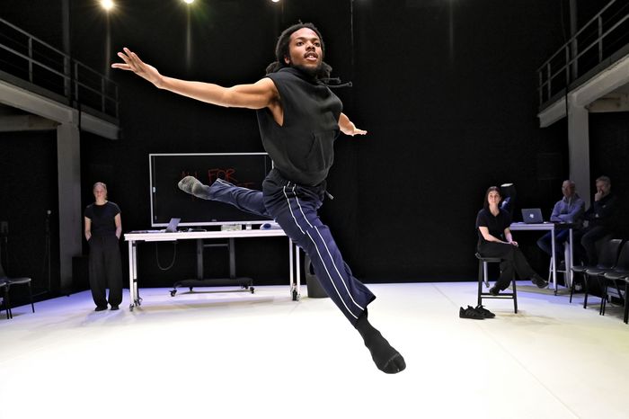 La jeunesse comme vous l’avez rarement entendue sur scène. Partant des questionnements existentiels de cinq danseurs, Michel Schweizer orchestre un dialogue savoureux et ludique avec la génération Z.