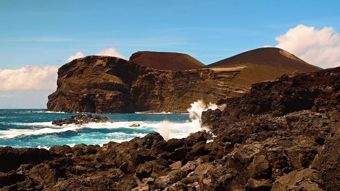 Aux Açores, neuf îles volcaniques t’embarquent entre nature grandiose et habitants au charme désarmant, quelque part entre New York et Lisbonne.
