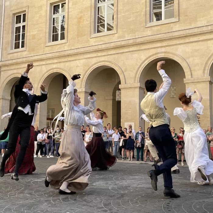 Voyagez dans le temps en dansant à l'occasion d'un bal époque !