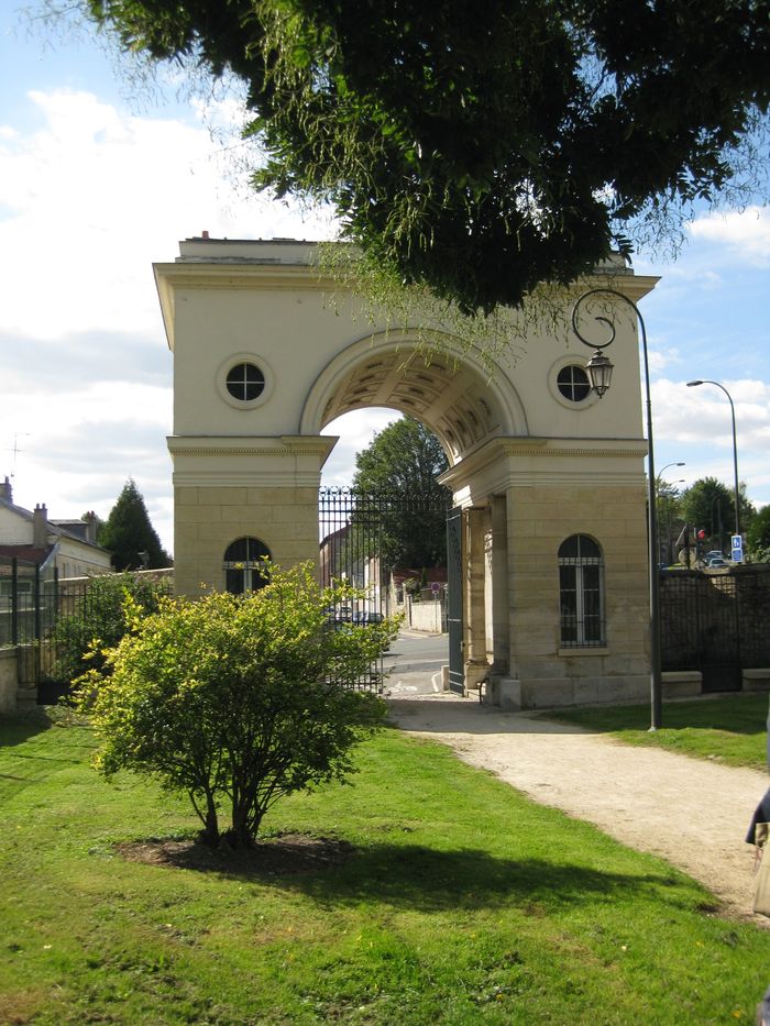 La porte Richard-Lenoir à Chantilly,
vestige d'un empire manufacturier disparu