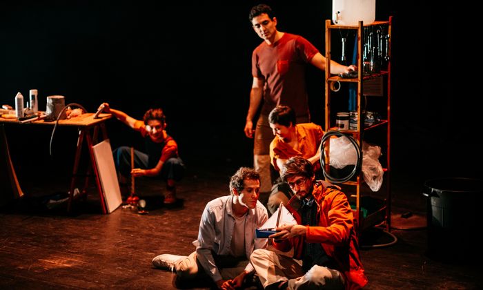 Cinq jeunes comédiens d’une inventivité folle, nous racontent ici avec humour et poésie les aventures de Frantz, un jeune employé que la perte de son père va complètement chambouler.