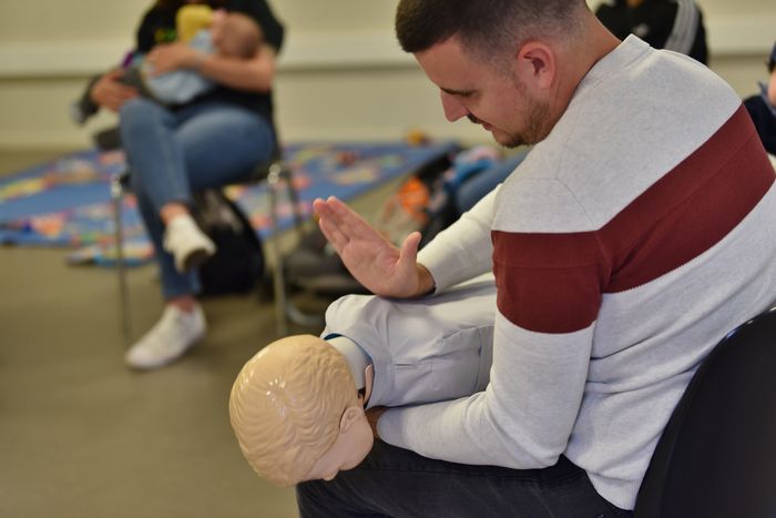 Un atelier rassurant pour apprendre les gestes essentiels en cas d’urgence : prévention des accidents, conduite à tenir face à l’étouffement, aux chutes et initiation aux premiers gestes de secours.