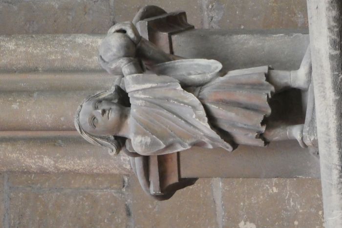 Venez rencontrer le joueur de soule et les personnages du triforium de la Cathédrale