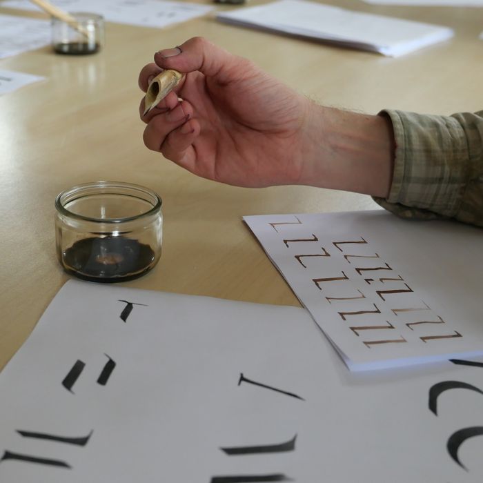 Atelier de calligraphie romaine