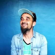 Laissez-vous emporter par les vibrations du reggae avec Manuel Paris ! Entre rythmes envoûtants, énergie positive cet artiste au charisme authentique vous promet une soirée pleine d’émotions