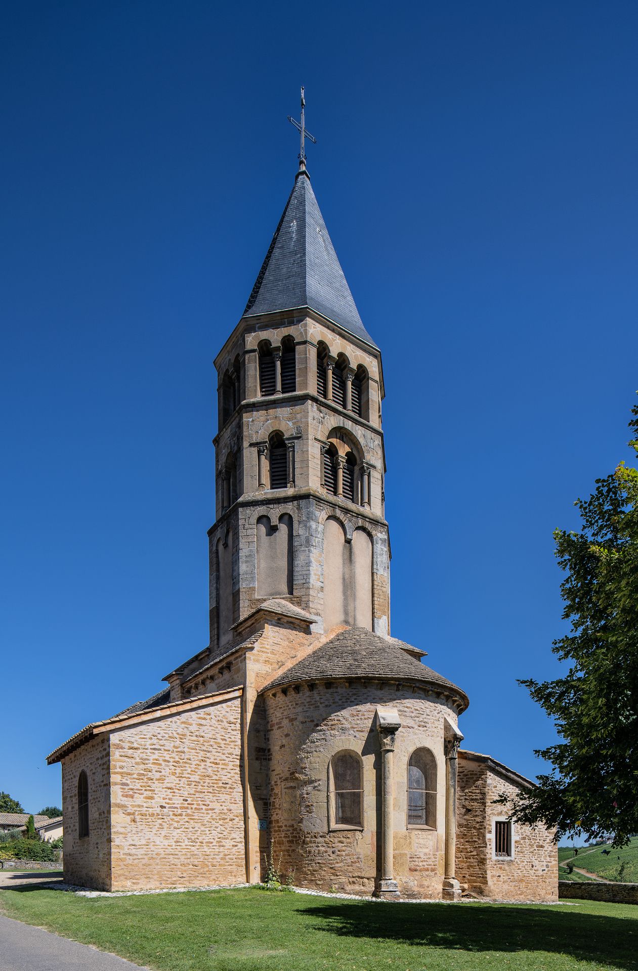 Visite de l'église romane de Chânes
