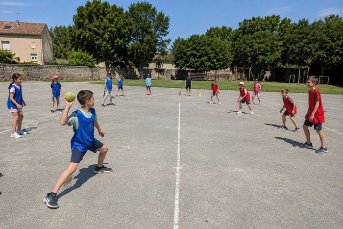 Viens jouer à la balle au prisonnier, un jeu d’équipe plein d’action où il faudra viser, esquiver et coopérer avec ses coéquipiers. Une activité fun et dynamique pour passer un super moment !