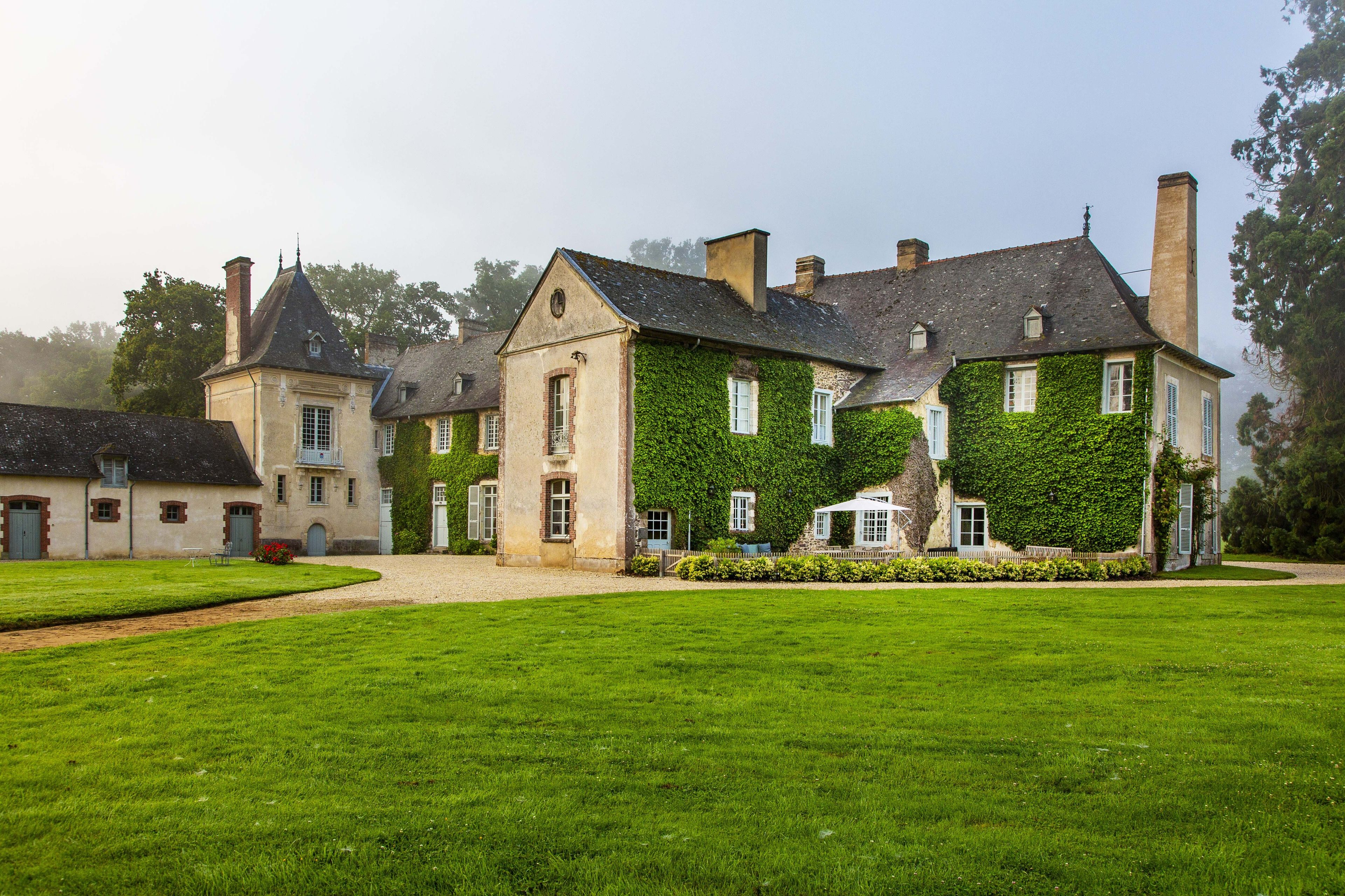Venez découvrir comment le Château de la Villedubois résiste depuis des centaines d'années, se ravive actuellement et réimagine son avenir!