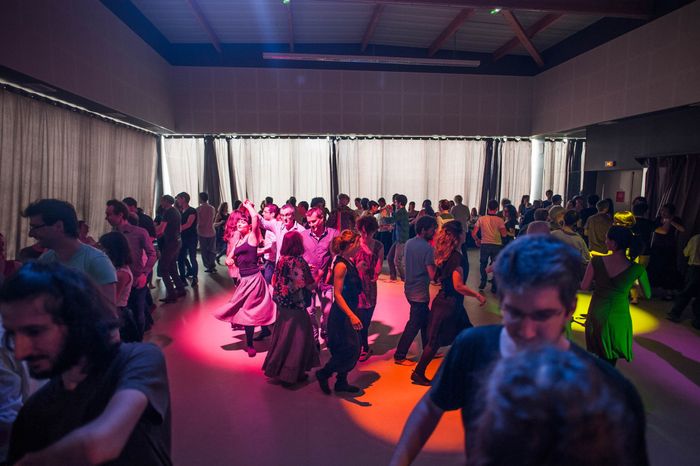 Bal folk à 19h avec danses traditionnelles revisitées, nombreux danseurs et groupes de musique live. Débutants bienvenus. Initiation de 17h à 18h30.