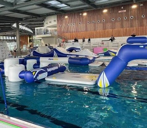 L'Aquapark XXL débarque chez Aquaspot du vendredi 23 au dimanche 25 octobre ! 🌊 Venez repousser vos limites, glisser, sauter et vous éclater entre amis ou en famille sur nos structures géantes.