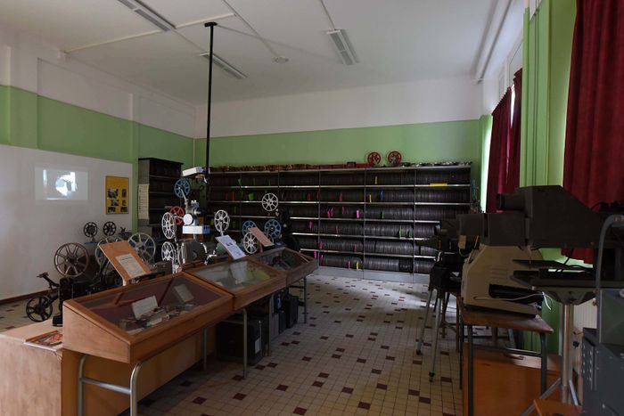 Les oeuvres du peintre Jean Montchougny dans les établissements scolaires pour le "1% artistique".