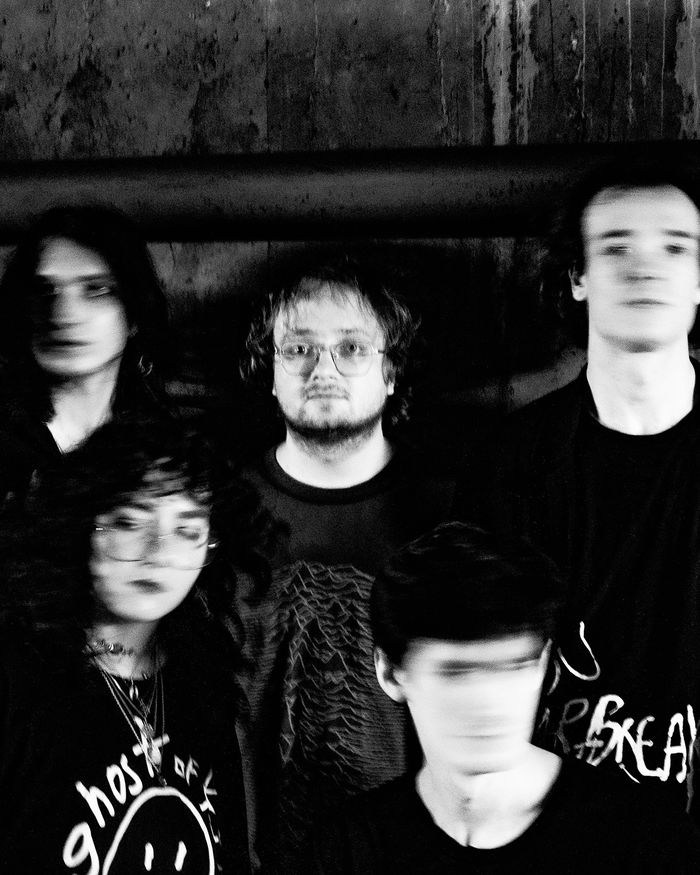 Découvrez Feldup en concert : le phénomène du rock alternatif français, entre noise, grunge et sonorités 90's, pour une performance intense et habitée.