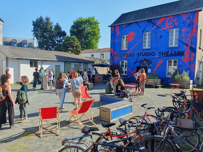 Vide greniers St-Félix dans la cour du Nouveau Studio Théâtre