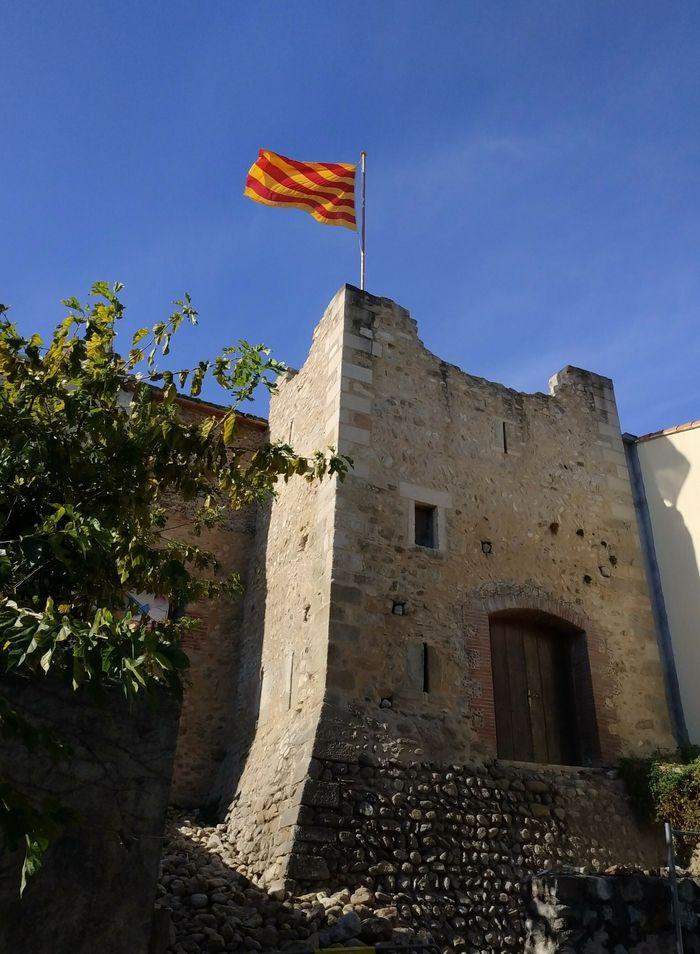 Guided tour of a tower flanked by the ramparts of the medieval city of Argelès restored by its owner