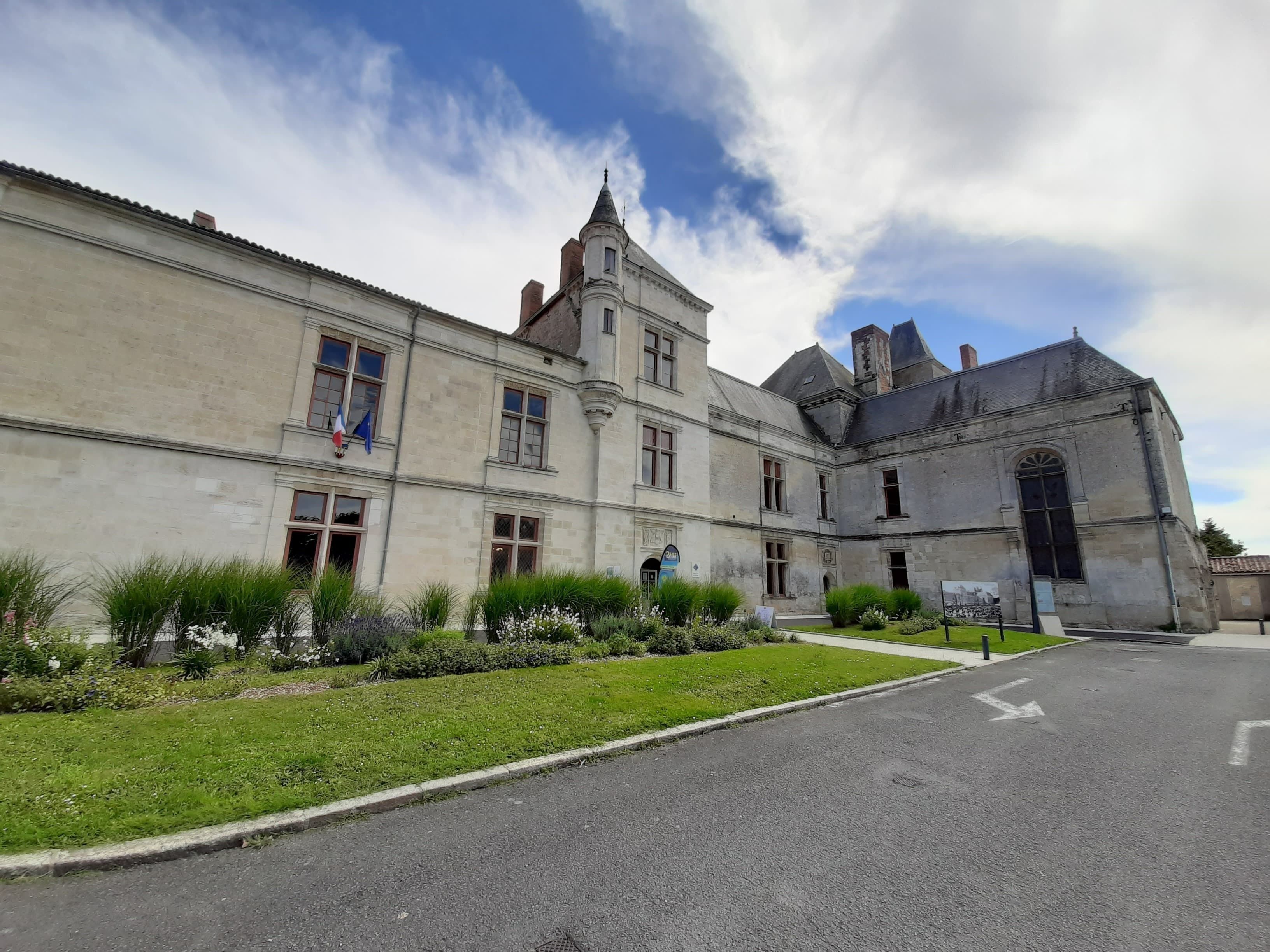Visite libre : découvrez ce joyau de l'art renaissant en Poitou aux cuisines sculptées uniques !