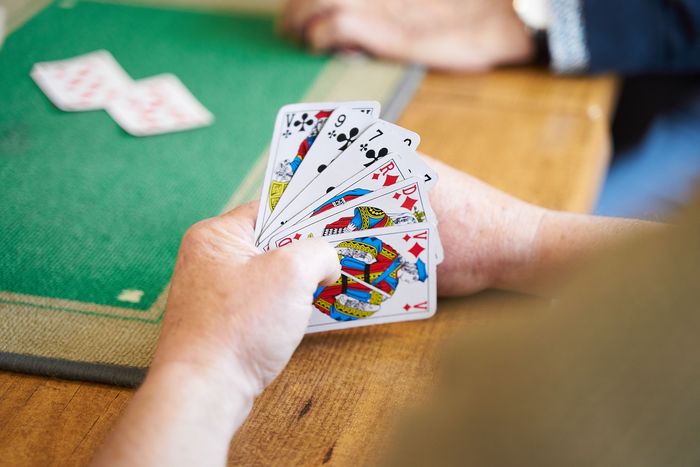 Amis de la belote, à vos cartes!