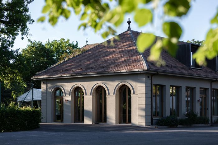 vue de l'extérieur de l'aile de la Mairie, avec la cafétéria au premier plan