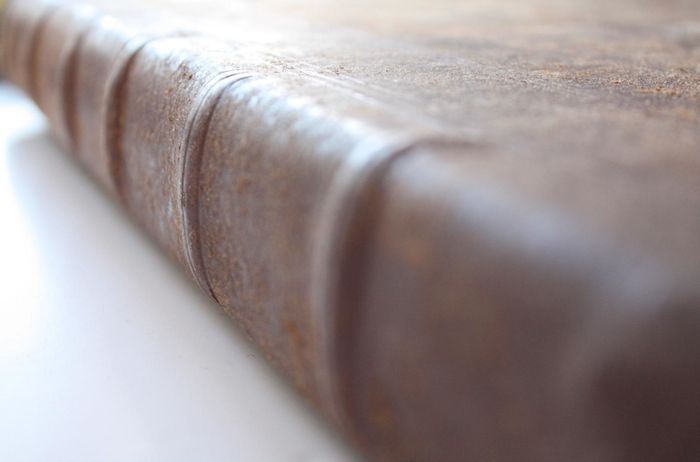 Découverte du travail d'un artisan relieur d'art et restaurateur de livres anciens