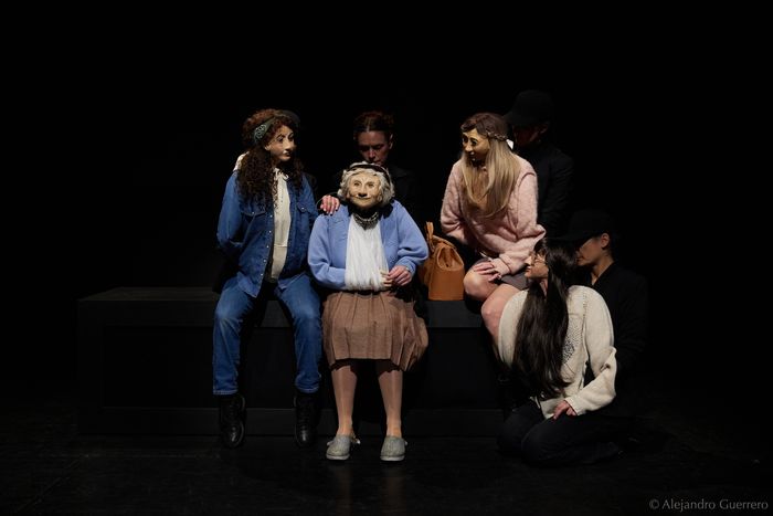 Elle s’appelle Irena, elle a 98 ans, et elle a sauvé des milliers d’enfants juifs du ghetto de Varsovie. Entre théâtre et marionnettes, cette fable bouleversante parle de courage et de réparation.