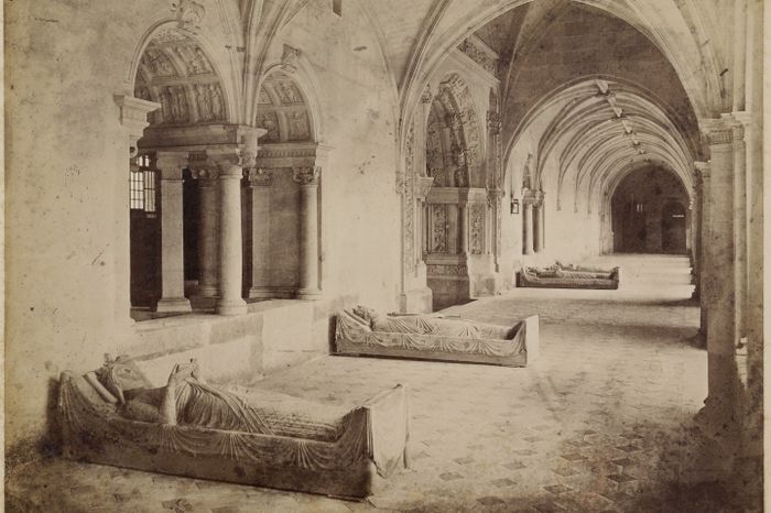 Entre mémoire et oubli : quelques gisants médiévaux en Anjou