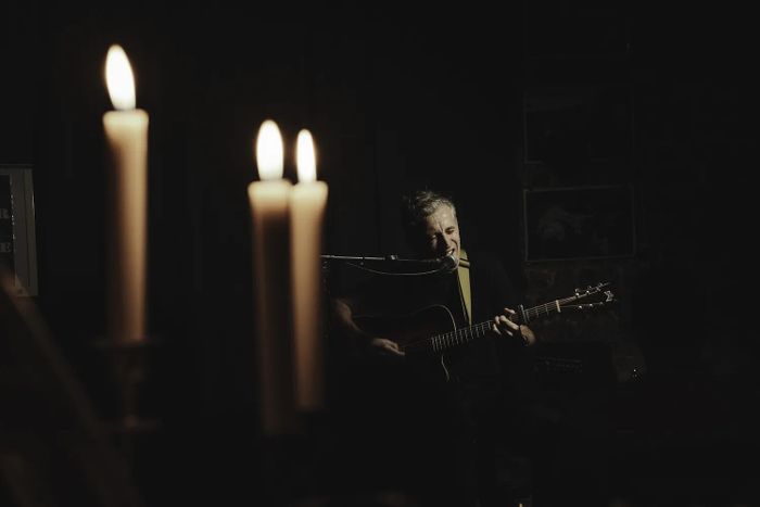 Amour Scopie concert in a vaulted cellar in Paris