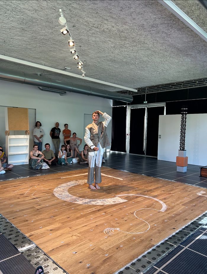 Performance de Fredrik Odenius, puis visite de l'exposition "l'architecte et le danseur"