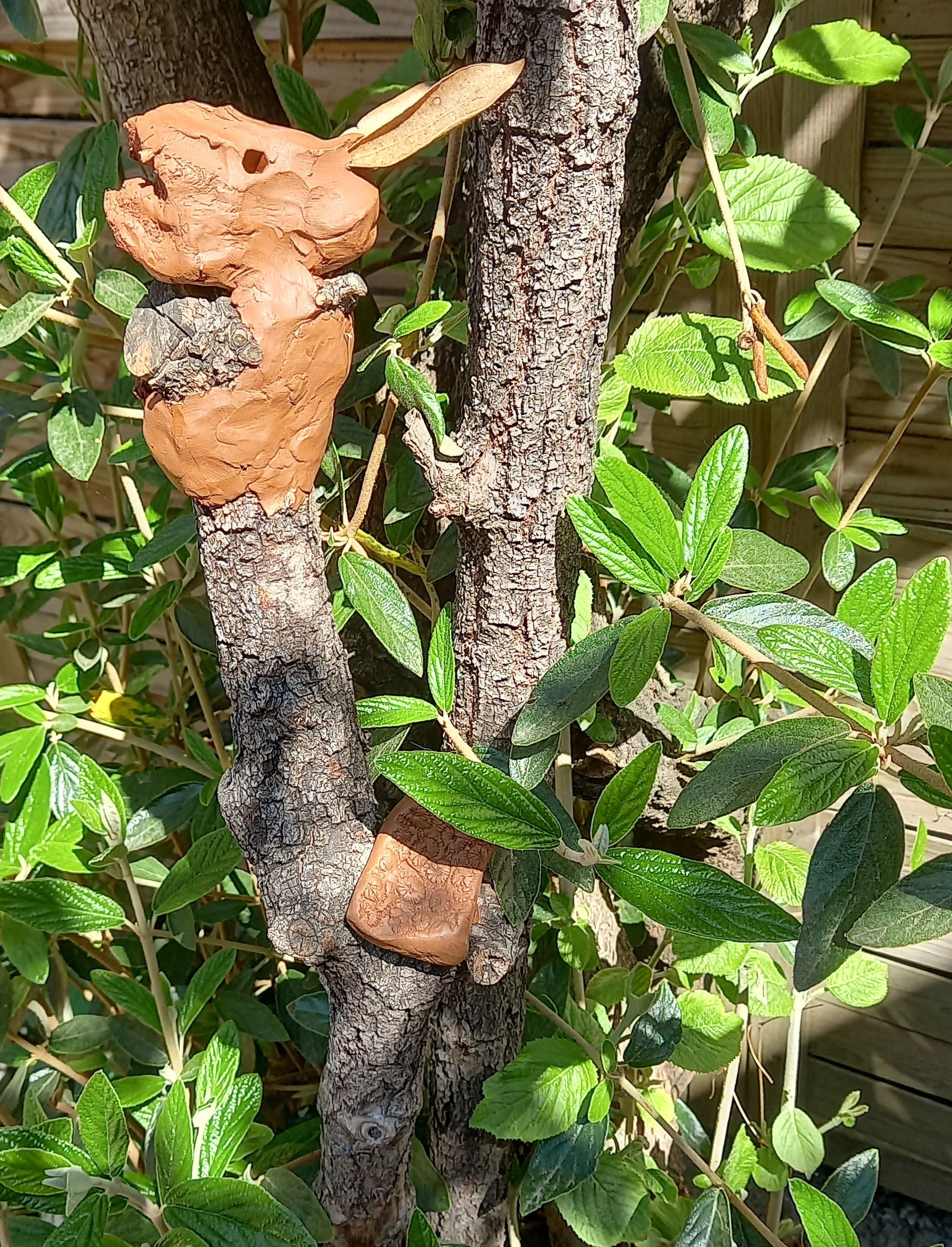 Les esprits de la forêt : confection de créatures en terre et éléments naturels