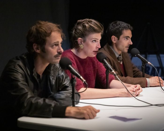 Trois amis de longue date ne partagent plus les mêmes convictions. Ils se retrouvent pour comprendre ce qui les sépare. Un regard drôle et sensible sur 40 ans d’évolution de la société française.