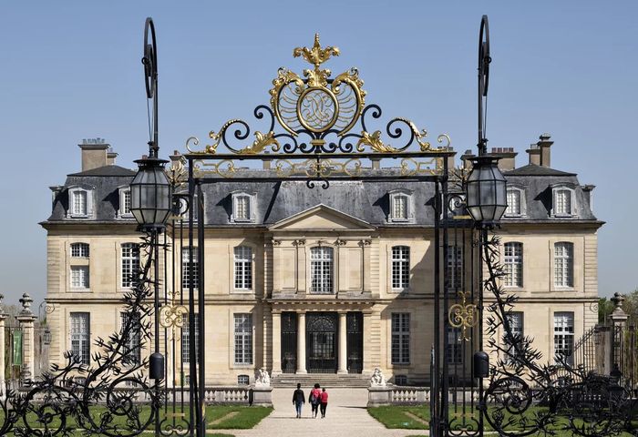 Participez en famille à une visite ludique inédite qui vous transportera dans les années 1960, lorsque le château de Champs était la résidence des chefs d'Etat étrangers.