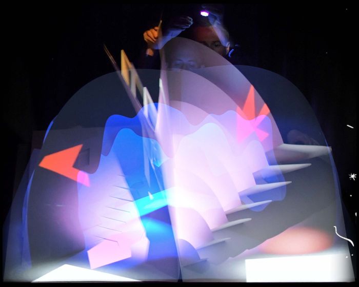 Le duo Turnsteak transforme le papier en paysages animés grâce aux lumières et projections, sur une bande-son live, électronique et immersive, sans paroles.