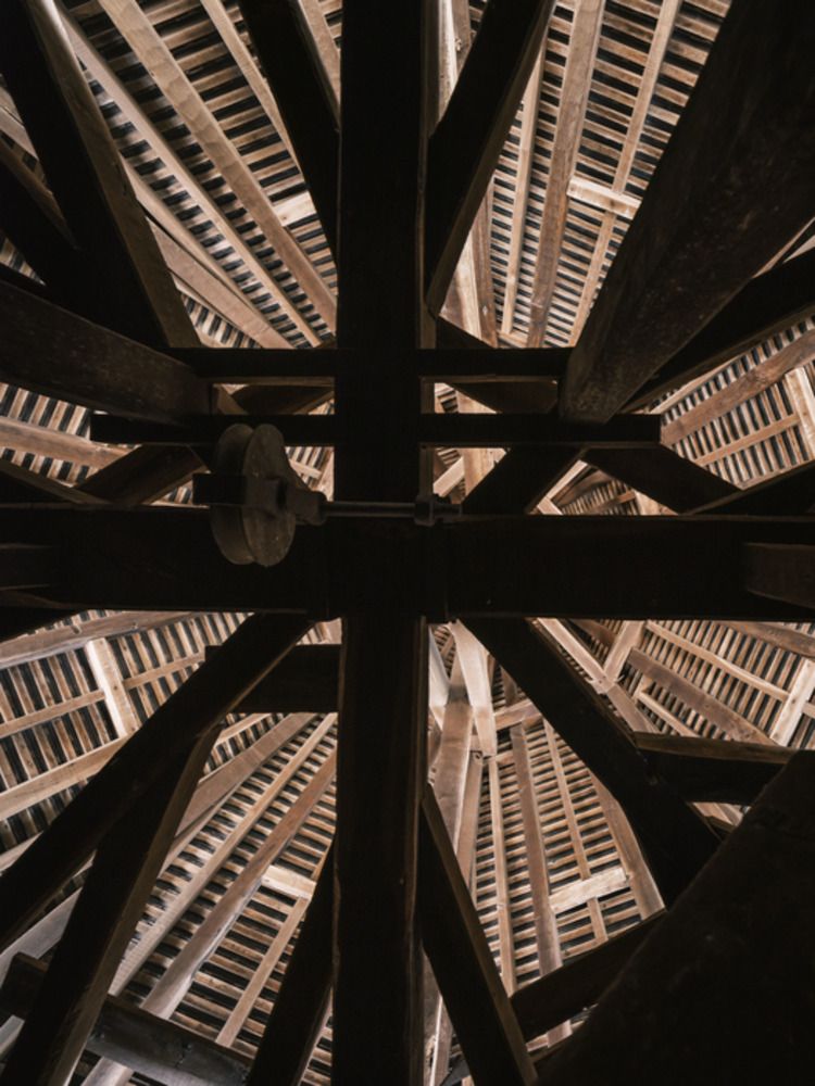 Sous les toits des cathédrales. Charpentes et combles sous le regard de huit photographes