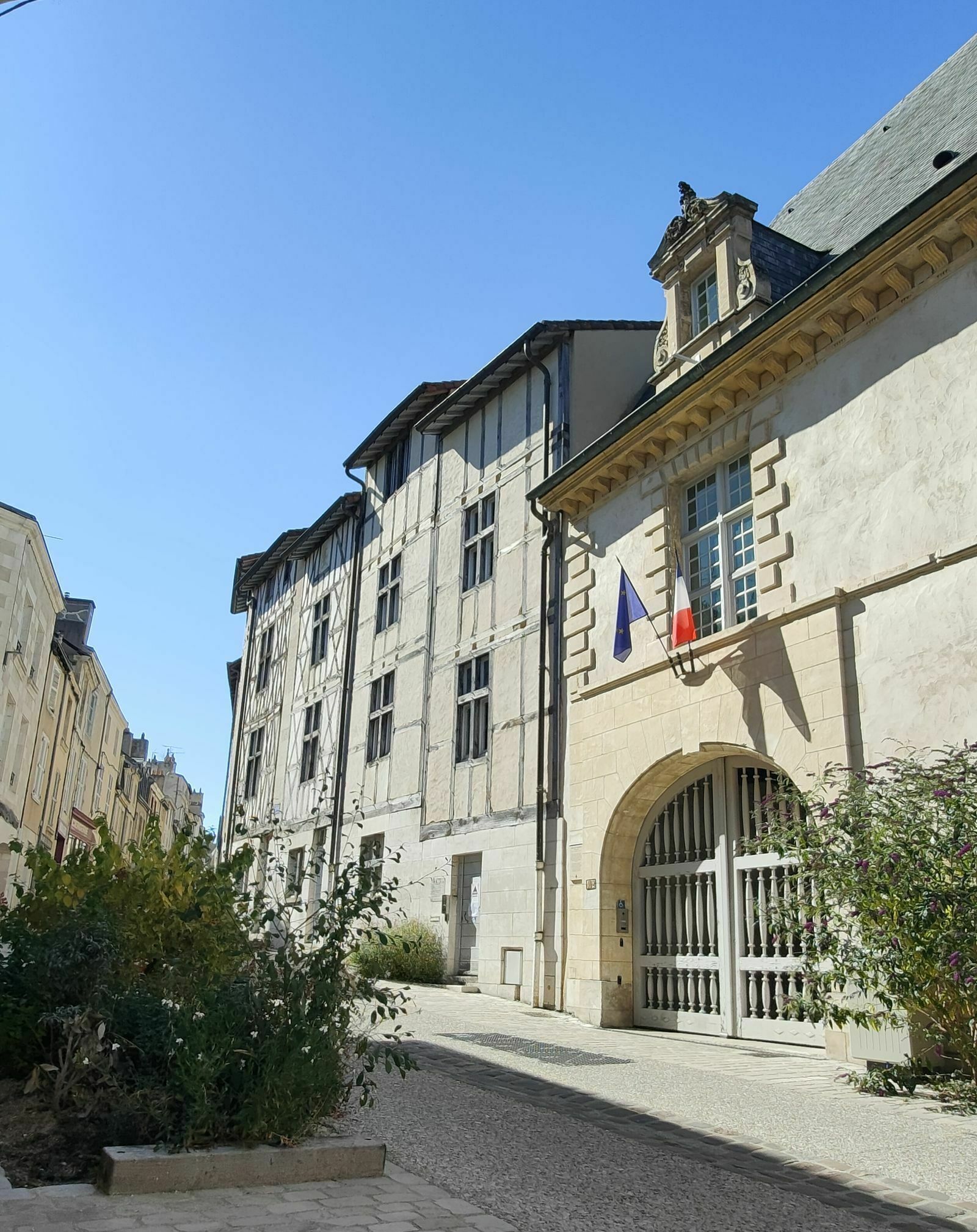 L'Hôtel Isaïe de Rochefort vous ouvre ses portes