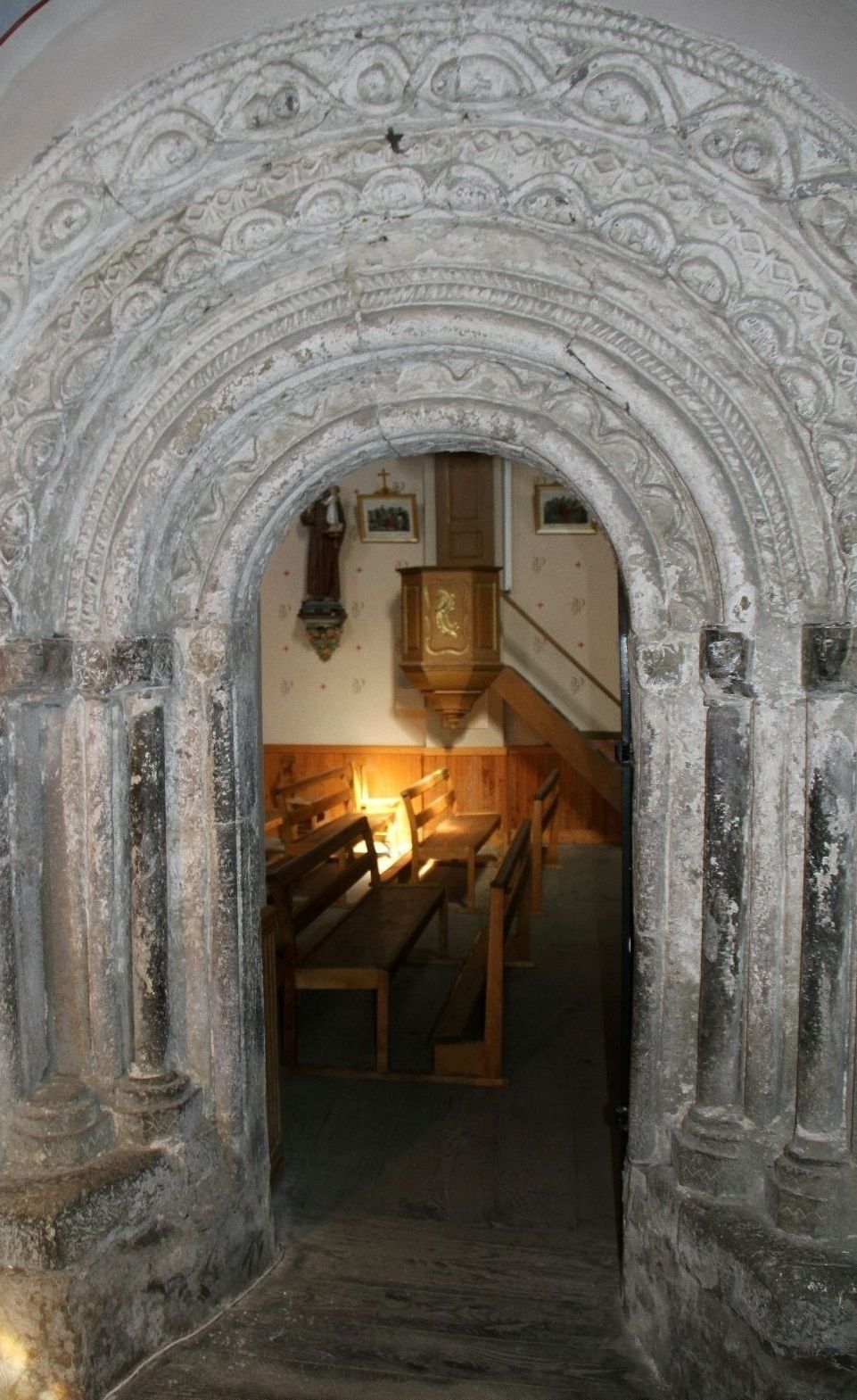 Découvrez les vestiges romans d'une ancienne chapelle templière dans l'église d'Arrout lors d'une visite guidée