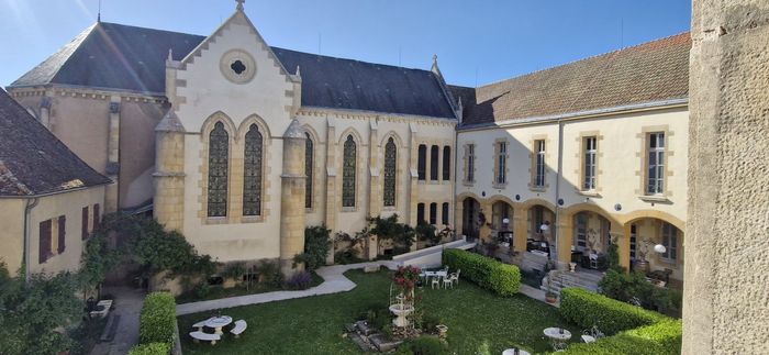 Visite du cloître de l'ancien pensionnat de Saint-Laurent-en-Brionnais