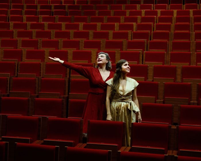 Rosemary Standley et Dom La Nena réinventent, dans Birds on a Wire, des chansons de Barbara, Brel, Dylan ou The Cure. Voix singulière et violoncelle enveloppent cette intimité intemporelle.