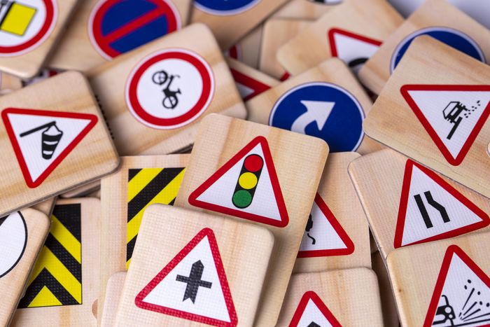 Participez à nos ateliers Code de la route pour réviser les règles de circulation, tester vos connaissances et vous préparer à l’examen dans une ambiance conviviale et interactive !