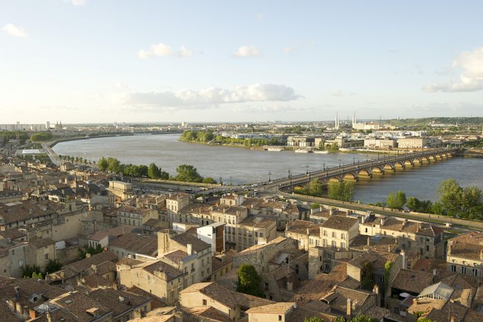 Bordeaux passé-présent : voyage dans le port de la Lune