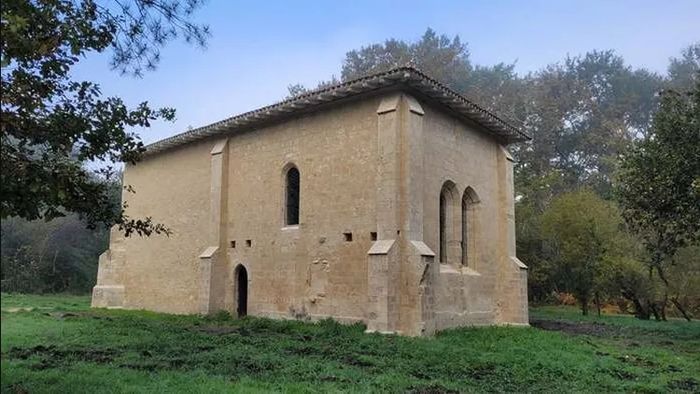 Visite guidée d'une chapelle datant du XIIIe siècle