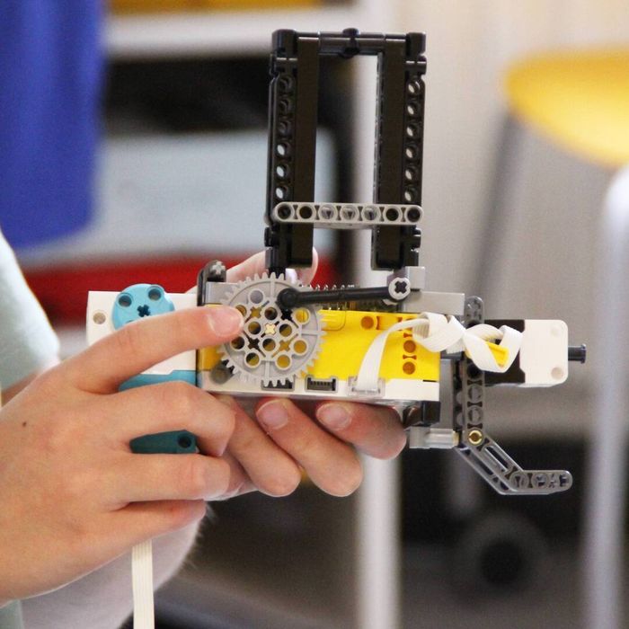 À partir de briques Lego, les enfants construisent des modèles interactifs puis les programment pour leur donner vie. Grâce à une interface simple et ludique, ils découvrent les bases de la...