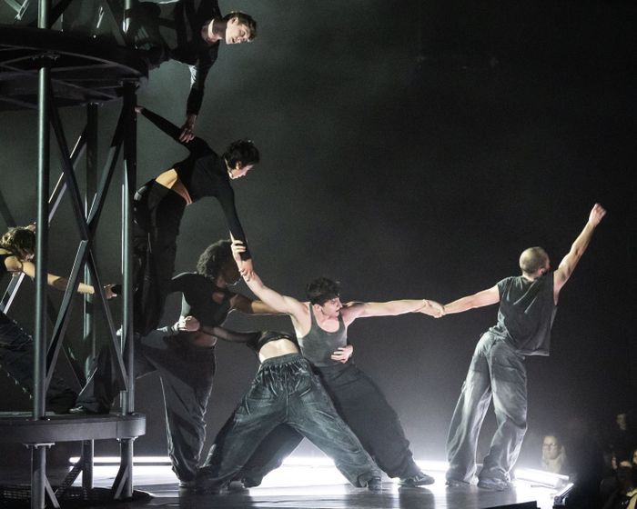 Une expérience immersive où danse, musique électronique et énergie collective rapprochent artistes et public au cœur de l'action.