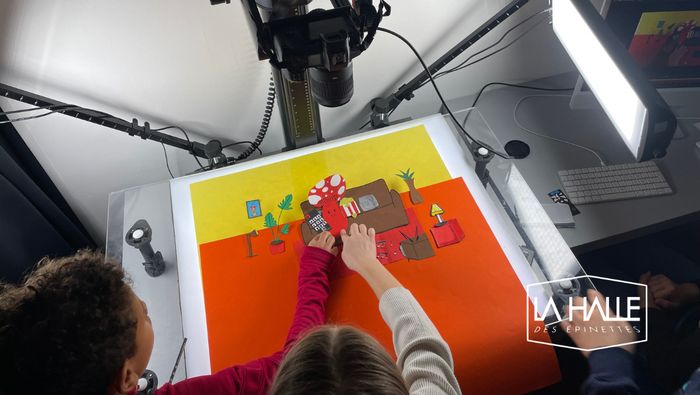 La Halle des Épinettes dans son studio de cinéma d'animation propose des ateliers d'initiation à l'année pour les enfants, pour les collégiens et pour les adultes et lycéens.