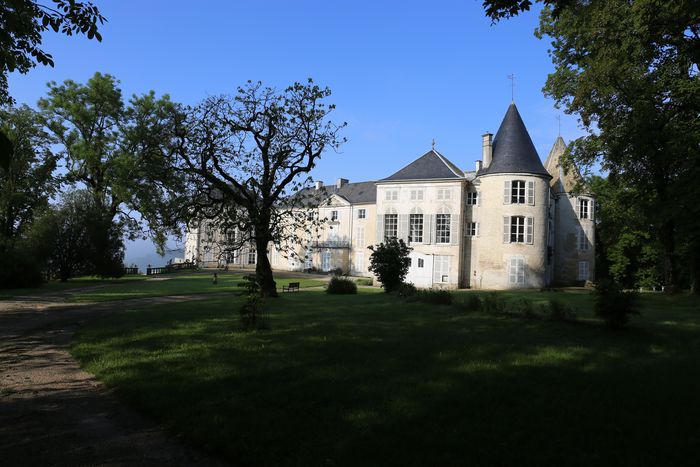 Découvrez les salles de réception d'un château typique de la Haute-Marne