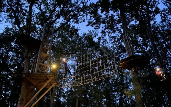 Les parcours nocturnes d'accrobranches à Accrocamp
